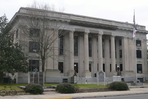 A neoclassical stone courthouse with a row of columns in Smithfield, North Carolina