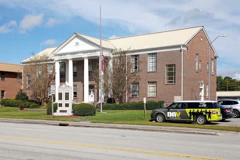 A brick courthouse with a white columned porch in Bayboro, North Carolina