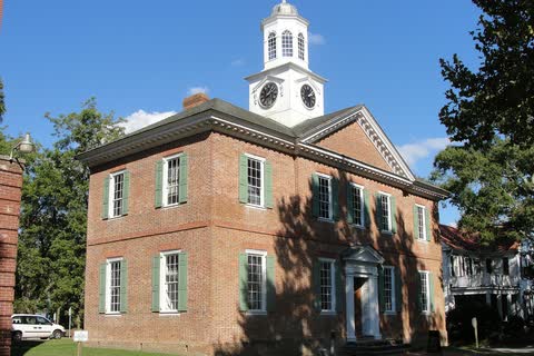 A red-brick Georgian courthouse with a white clock cupola in Edenton