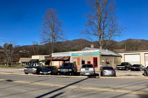 Shops along Bridge Street in Hot Springs with mountains behind