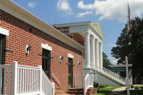A brick building with white columns at the courthouse square in Jackson