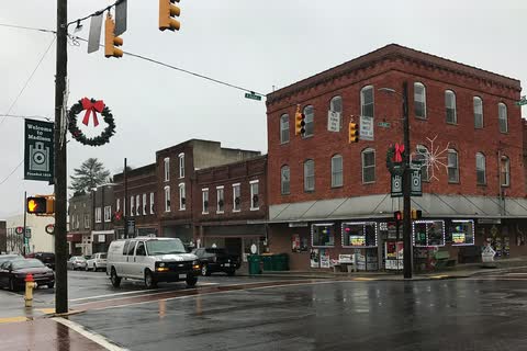 Main intersection in Madison with a three-story brick building and holiday wreaths on the lamp posts