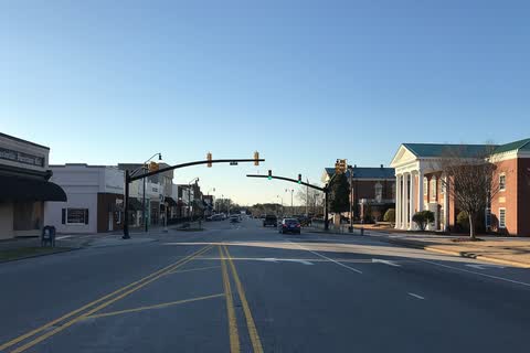 A wide downtown street in Nashville with the courthouse portico at right
